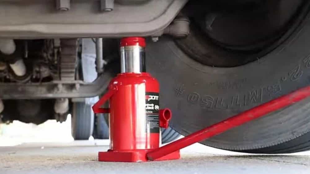 Buy hydraulic jack for Nissan and Isuzu trucks from Novin Jack store
